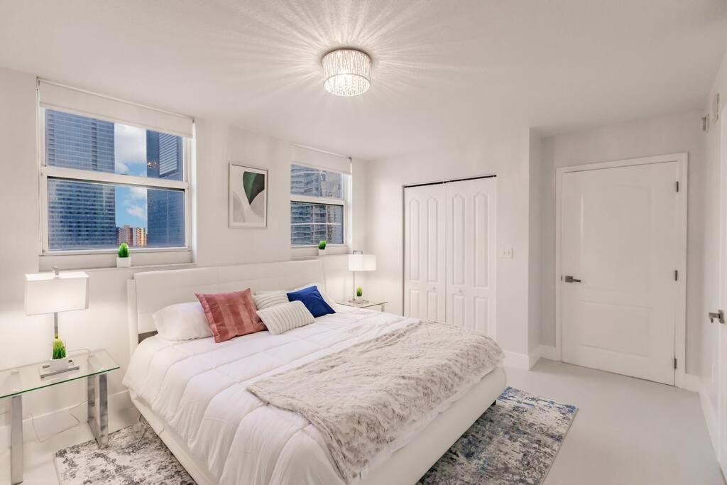 Upscale Brickell 3 Bedroom With Water Views And Free Parking Miami Exterior photo